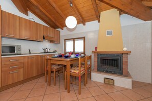 Family Apartment, Multiple Bedrooms, Lakeside (Garibaldi Lake View 4) | Private kitchen