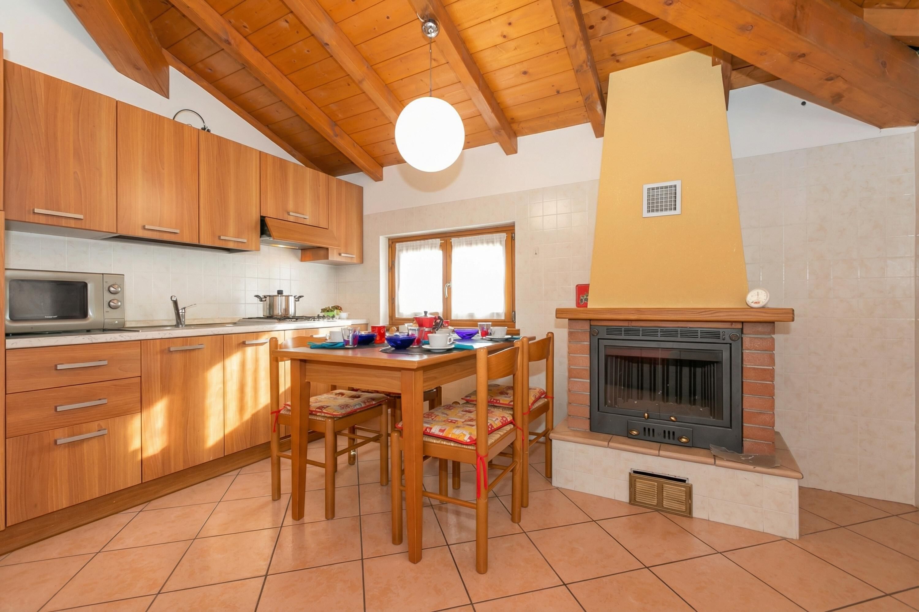 Appartamento familiare, 2 camere da letto, microonde, lato lago (Garibaldi Lake View 4) | Cucina privata | Macchina per tè/caffè, frigorifero, microonde, piano cottura
