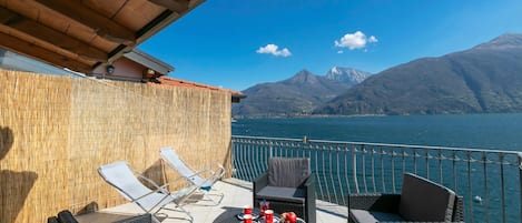 Familieleilighet, flere soverom, ved innsjø (Garibaldi Lake View 4) | Utendørsservering