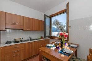 Familienapartment, Mehrere Schlafzimmer, Seeseite (Garibaldi Lake View 3) | Speisen