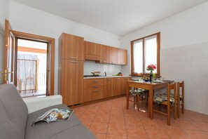 Departamento familiar, varias habitaciones, junto al lago (Garibaldi Lake View 3) | Cocina privada | Refrigerador, microondas, parrilla de estufa y cafetera y tetera 