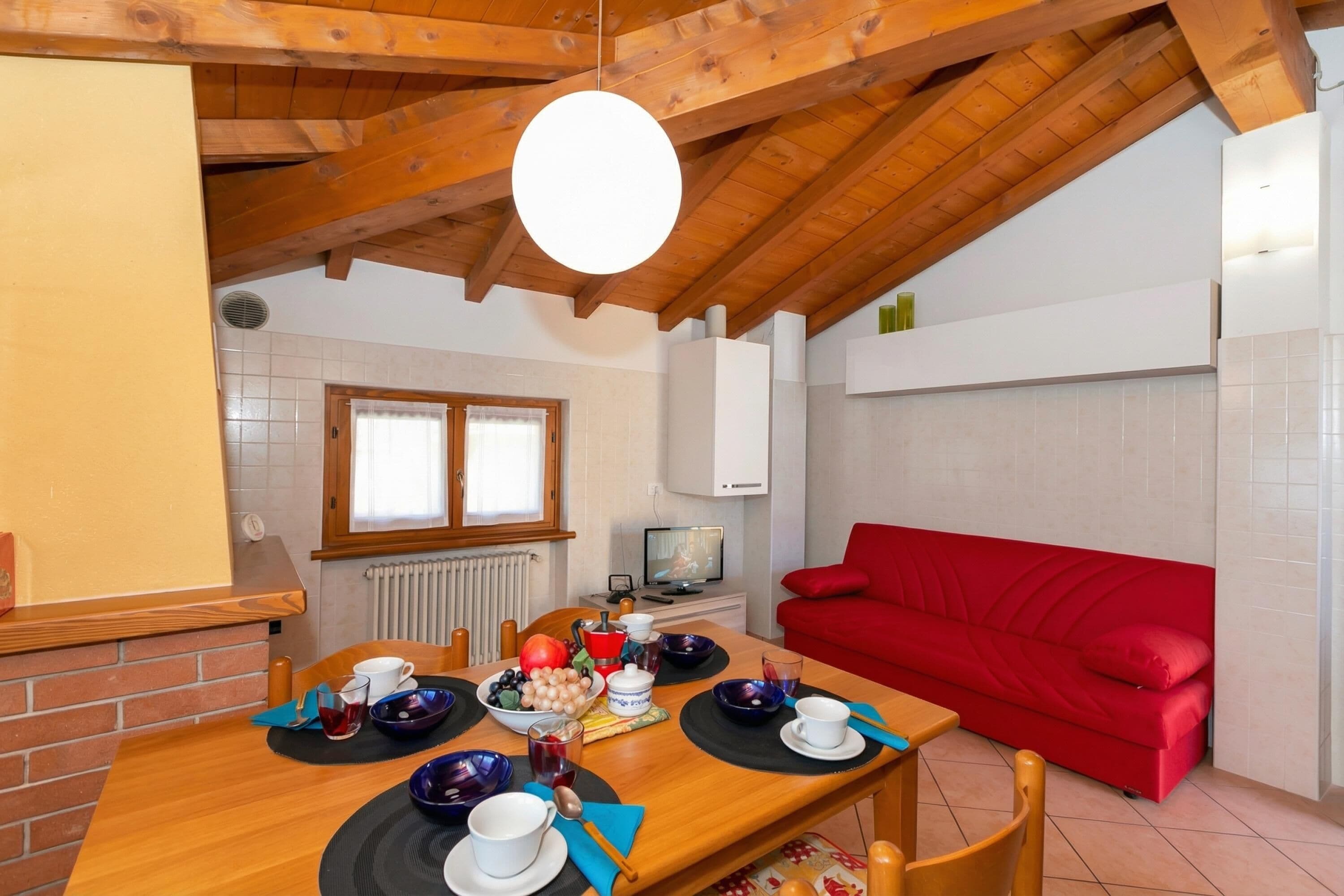 Appartamento familiare, 2 camere da letto, microonde, lato lago (Garibaldi Lake View 4) | Area soggiorno | TV a schermo piatto 24 pollici con canali digitali, TV