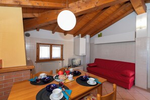 Family Apartment, Multiple Bedrooms, Lakeside (Garibaldi Lake View 4) | Living area