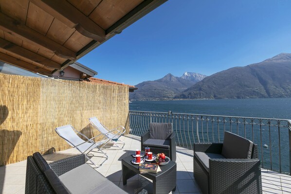 Familie appartement, meerdere slaapkamers, aan het meer (Garibaldi Lake View 4) | Terras