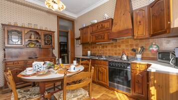 Villa familiar, varias camas, 2 baños, en la zona del jardín (Villa Dizzasco) | Cocina privada | Frigorífico, microondas, horno y placa de cocina