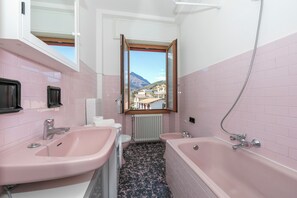 Apartamento família, vários quartos, ao lado da montanha (Il Panorama di Forster) | Banheiro | Chuveiro/banheira combinados, secador de cabelo, bidê, toalhas de banho