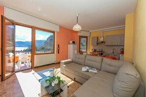 Family Apartment, Multiple Bedrooms, Mountainside (Il Panorama di Forster) | Living area | 24-inch flat-screen TV with digital channels, TV, heated floors - Il Panorama di Forster (Menaggio)
