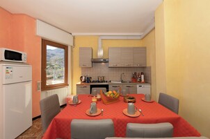 Refrigerador con freezer, microondas, horno, placa de cocina