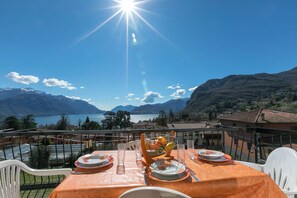 Familjelägenhet - flera sovrum - intill bergen (Il Panorama di Forster) | Restaurang utomhus