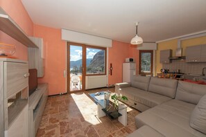 Appartamento familiare, camere multiple, lato montagna (Il Panorama di Forster) | Area soggiorno | TV a schermo piatto 24 pollici con canali digitali, TV