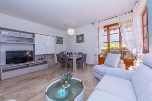 Apartment, 3 Schlafzimmer, Terrasse | Wohnbereich | 32-Zoll-Flachbildfernseher mit Digitalempfang, Fernseher