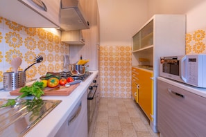 Appartement familial, Plusieurs lits (Ossuccio Belvedere) | Cuisine privée | Réfrigérateur, four à micro-ondes, un four, surface de cuisson