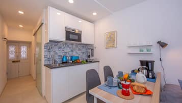 Honeymoon Studio, Mountain View, Lakeside (Colonno Fronte Lago) | Private kitchen | Full-size fridge, microwave, stovetop, coffee/tea maker