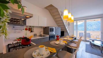 Family Apartment, Multiple Bedrooms, 2 Bathrooms, Mountainside (Como Lake Modern Apartment Ulivi) | Private kitchen