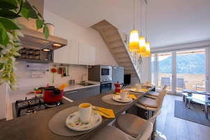 Apartamento família, vários quartos, 2 banheiros (Como Lake Modern Apartment Ulivi) | Cozinha privada | Geladeira grande, micro-ondas, fogão, cooktop