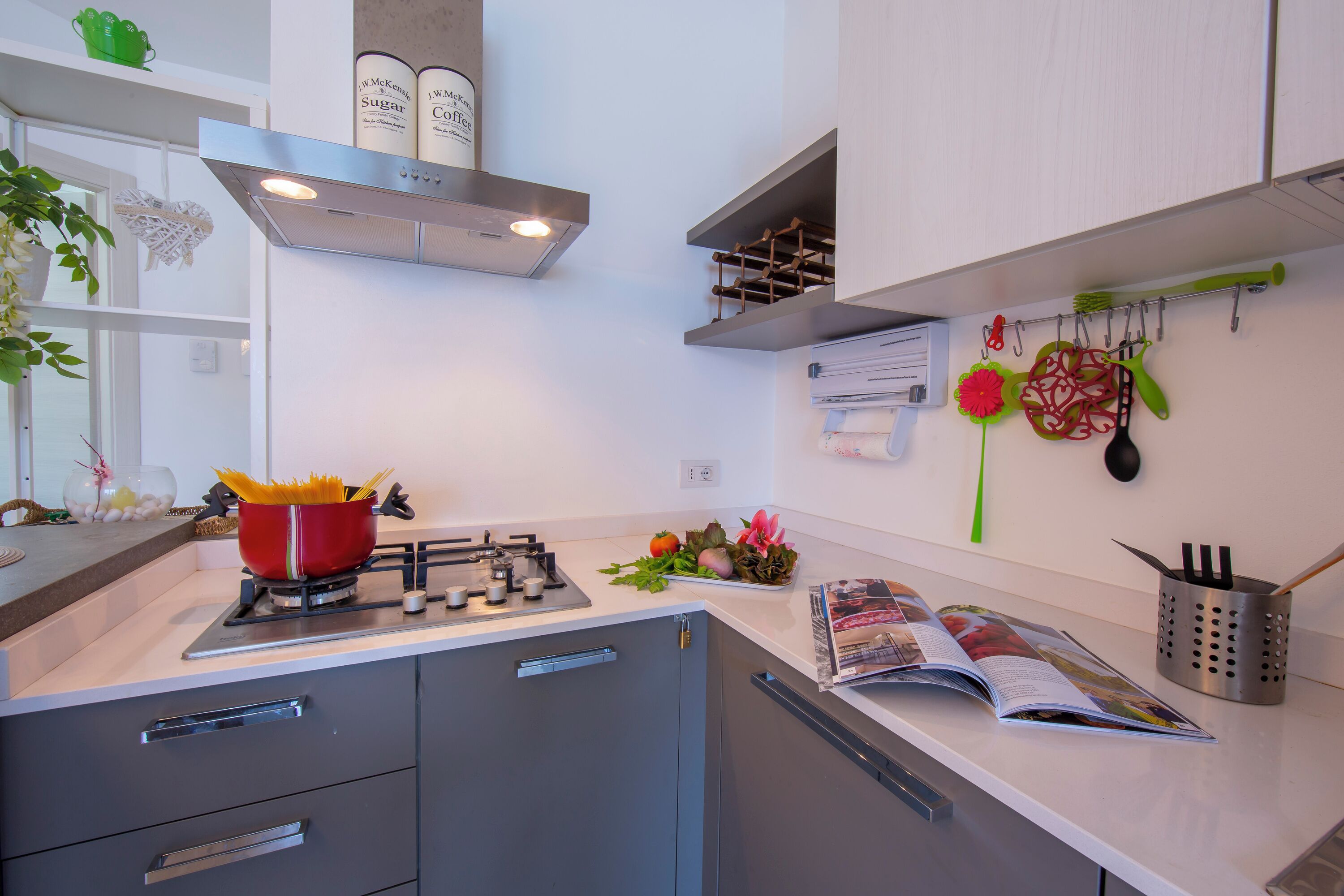 Familie appartement, meerdere slaapkamers, 2 badkamers (Como Lake Modern Apartment Ulivi) | Privékeuken | Een koelkast/vriezer, een magnetron, een oven, een kookplaat