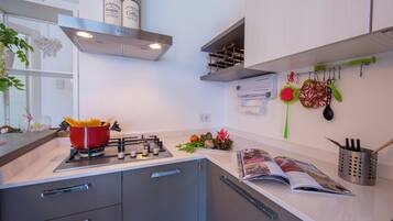 Familie appartement, meerdere slaapkamers, 2 badkamers (Como Lake Modern Apartment Ulivi) | Privékeuken | Een koelkast/vriezer, een magnetron, een oven, een kookplaat