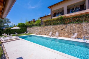 Apartamento familiar, varias habitaciones, 2 baños (Como Lake Modern Apartment Ulivi) | Piscina | Una piscina al aire libre de temporada
