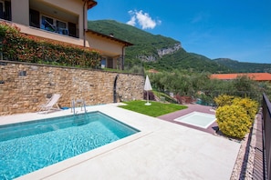 Familienapartment, Mehrere Schlafzimmer, 2 Bäder, Bergseite (Como Lake Modern Apartment Ulivi) | Pool | Außenpool (je nach Saison geöffnet)