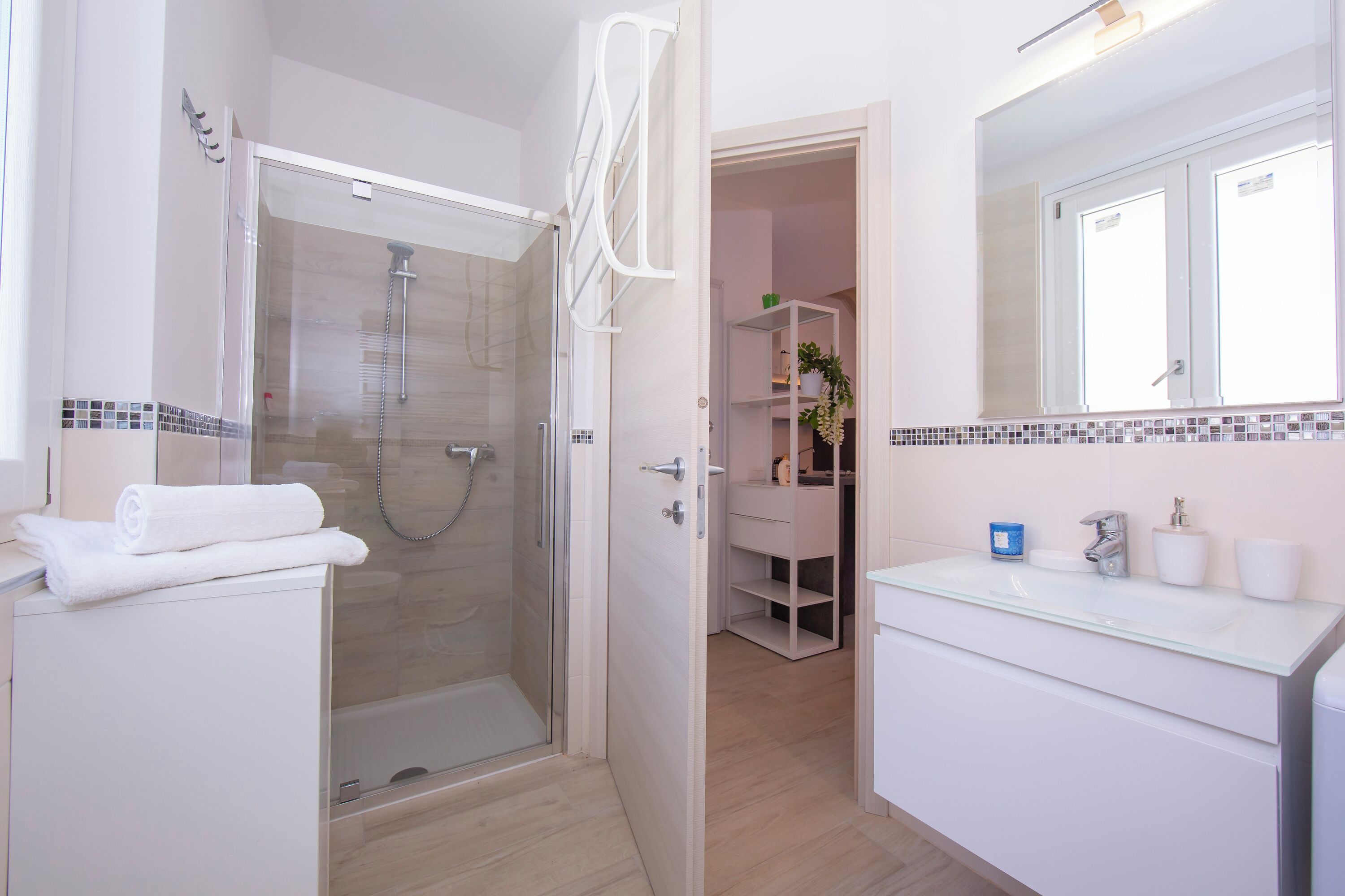 Familienapartment, Mehrere Schlafzimmer, 2 Bäder, Bergseite (Como Lake Modern Apartment Ulivi) | Badezimmer | Badewanne und Dusche (separat), Regendusche, Haartrockner, Bidet