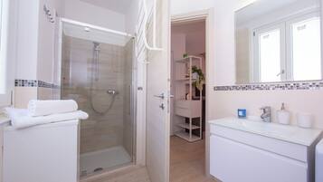 Familienapartment, Mehrere Schlafzimmer, 2 Bäder, Bergseite (Como Lake Modern Apartment Ulivi) | Badezimmer | Badewanne und Dusche (separat), Regendusche, Haartrockner, Bidet
