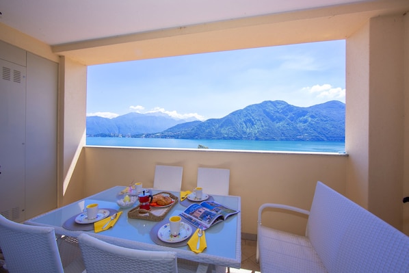 Familienapartment, Mehrere Schlafzimmer, 2 Bäder, Bergseite (Como Lake Modern Apartment Ulivi) | Balkon