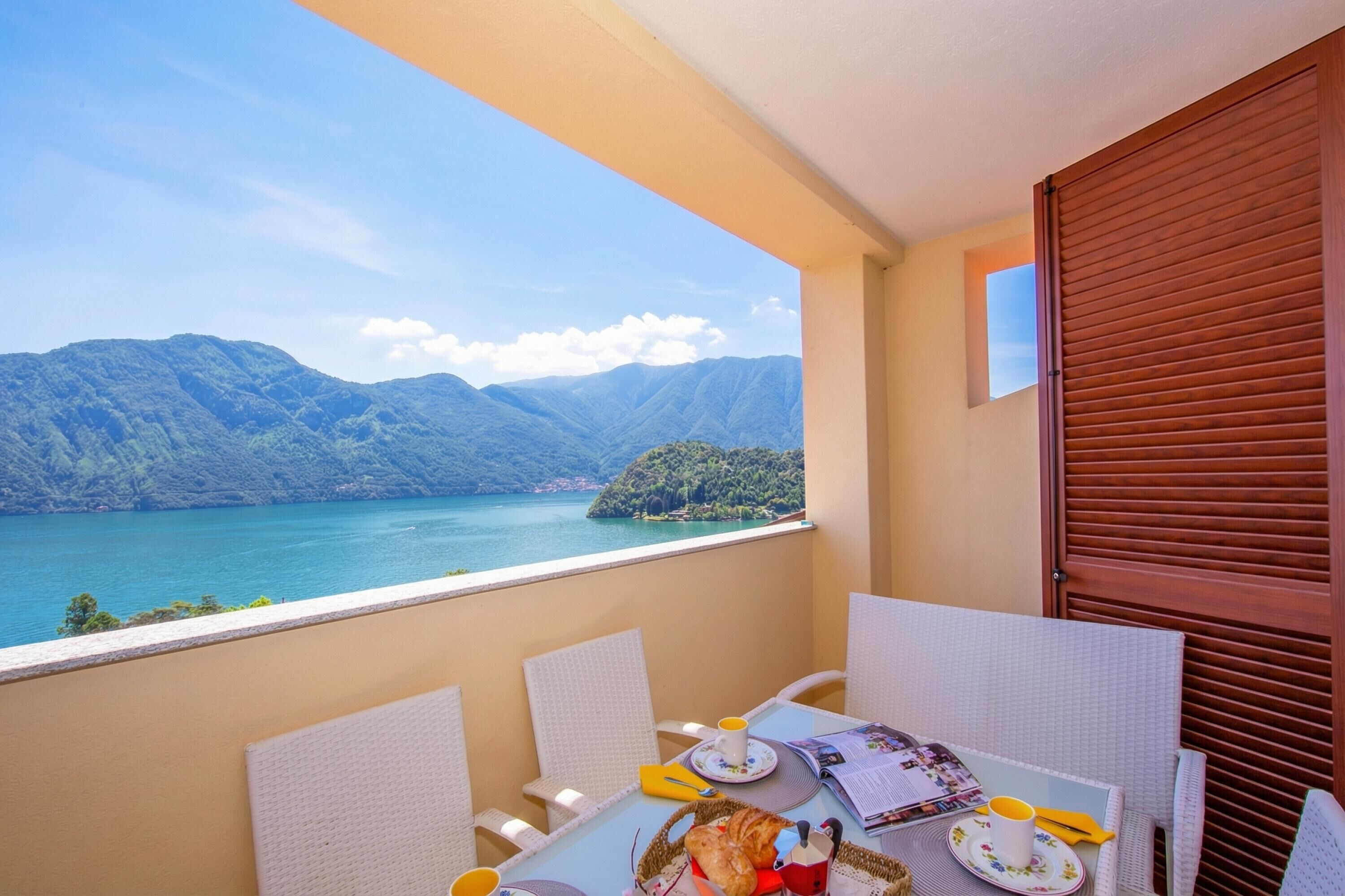 Family Apartment, 2 Bedrooms, 2 Bathrooms, Mountainside (Como Lake Modern Apartment Ulivi) | Outdoor dining