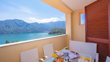 Familieleilighet, 2 soverom, 2 bad, ved fjell (Como Lake Modern Apartment Ulivi) | Utendørsservering