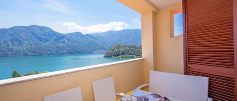 Family Apartment, 2 Bedrooms, 2 Bathrooms, Mountainside (Como Lake Modern Apartment Ulivi) | Outdoor dining