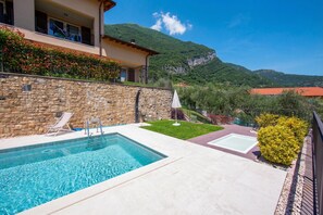 Family Apartment, Multiple Bedrooms, 2 Bathrooms, Mountainside (Como Lake Modern Apartment Ulivi) | Pool