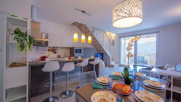 Familie appartement, meerdere slaapkamers, 2 badkamers (Como Lake Modern Apartment Ulivi) | Dineren