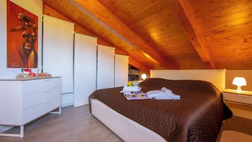 Appartamento familiare, camere multiple, 2 bagni, lato montagna (Como Lake Modern Apartment Ulivi) | 2 camere, ferro/asse da stiro, Wi-Fi gratuito, lenzuola