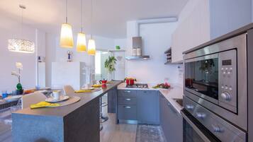 Familie appartement, meerdere slaapkamers, 2 badkamers (Como Lake Modern Apartment Ulivi) | Privékeuken | Een koelkast/vriezer, een magnetron, een oven, een kookplaat