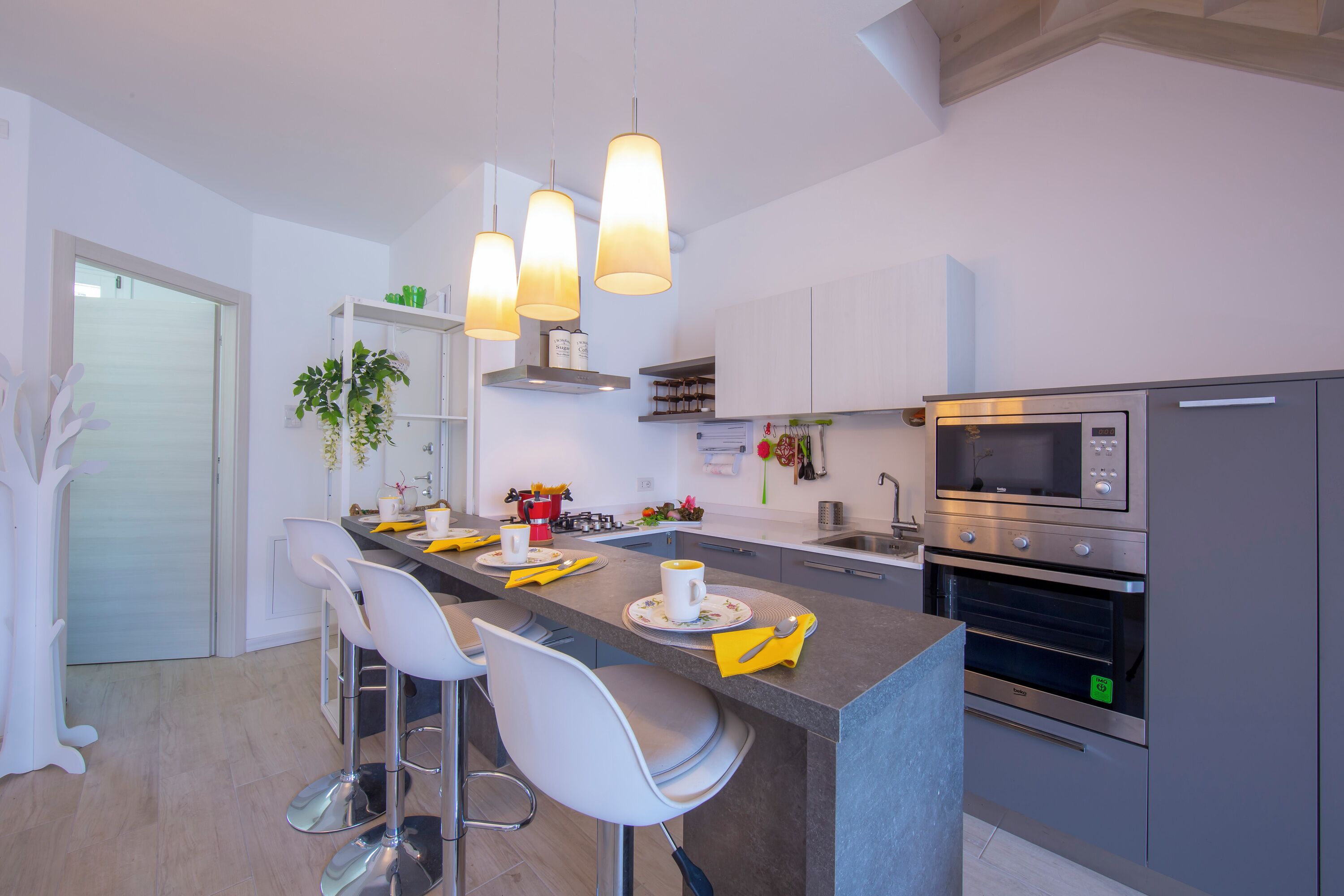 Appartement Familial, plusieurs chambres, 2 salles de bains (Como Lake Modern Apartment Ulivi) | Cuisine privée | Grand réfrigérateur, micro-ondes, four, plaque de cuisson