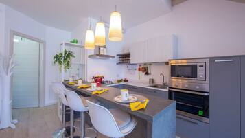 Departamento familiar, varias habitaciones, 2 baños (Como Lake Modern Apartment Ulivi) | Cocina privada | Refrigerador con congelador, microondas, horno y parrilla de estufa