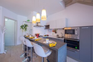 Appartement Familial, plusieurs chambres, 2 salles de bains (Como Lake Modern Apartment Ulivi) | Cuisine privée | Grand réfrigérateur, micro-ondes, four, plaque de cuisson
