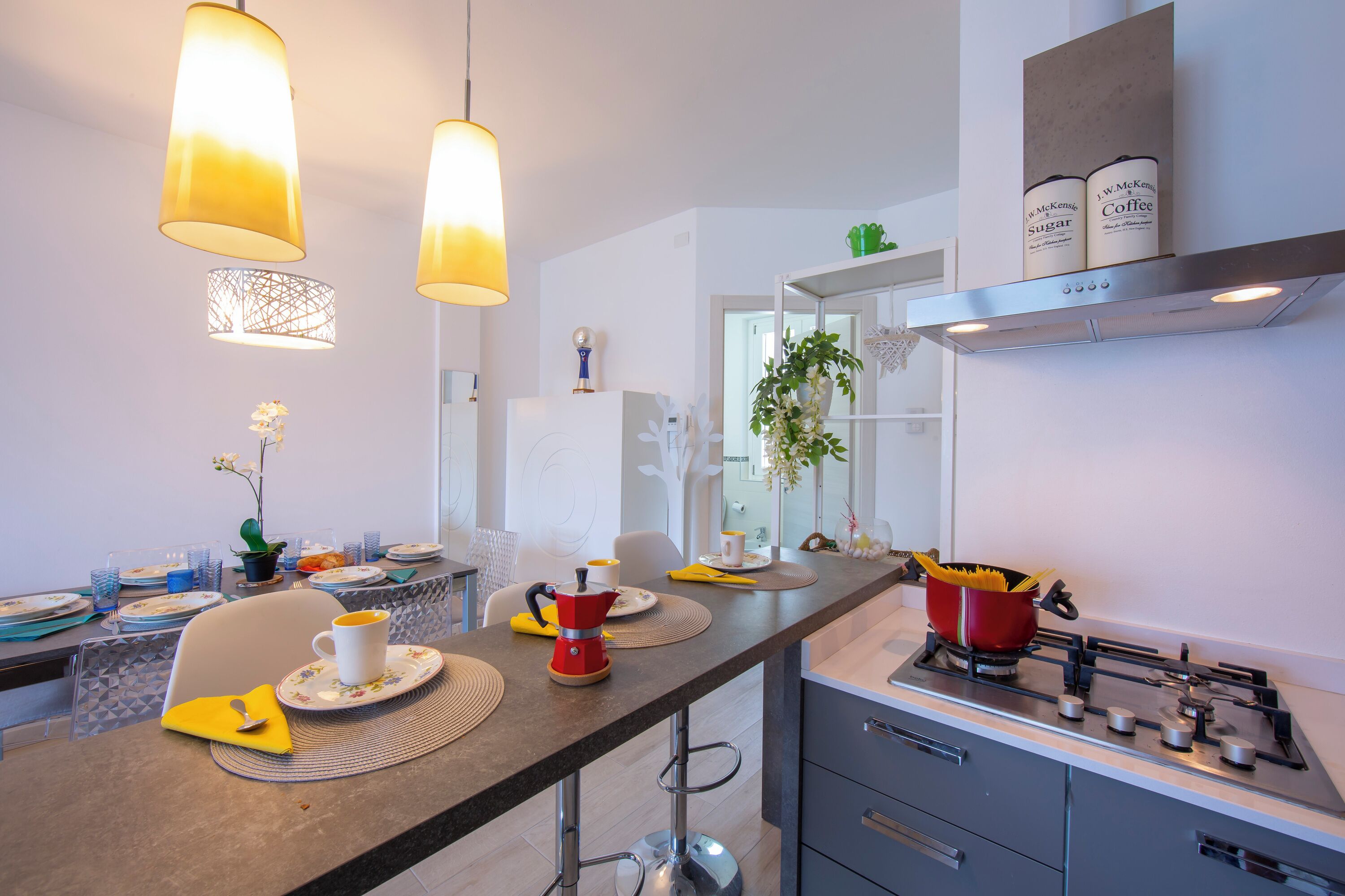 Familienapartment, Mehrere Schlafzimmer, 2 Bäder, Bergseite (Como Lake Modern Apartment Ulivi) | Eigene Küche | Großer Kühlschrank, Mikrowelle, Ofen, Herdplatte