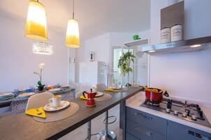 Apartamento familiar, varias habitaciones, 2 baños (Como Lake Modern Apartment Ulivi) | Cocina privada | Frigorífico grande, microondas, horno y placa de cocina