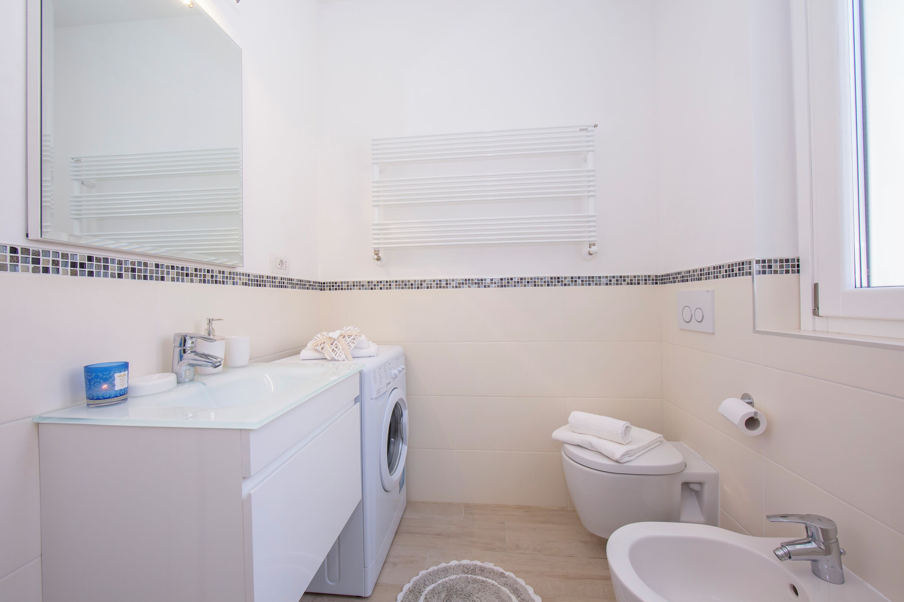 Perhehuoneisto, useita makuuhuoneita, 2 kylpyhuonetta (Como Lake Modern Apartment Ulivi) | Kylpyhuone | Erillinen kylpyamme ja suihku, sadesuihkupää, hiustenkuivaaja, bidee