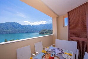 Family Apartment, Multiple Bedrooms, 2 Bathrooms, Mountainside (Como Lake Modern Apartment Ulivi) | Tempat makan luar
