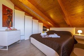 Familienapartment, Mehrere Schlafzimmer, 2 Bäder, Bergseite (Como Lake Modern Apartment Ulivi) | 2 Schlafzimmer, Bügeleisen/Bügelbrett, kostenloses WLAN, Bettwäsche