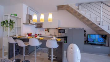Familie appartement, meerdere slaapkamers, 2 badkamers (Como Lake Modern Apartment Ulivi) | Privékeuken | Een koelkast/vriezer, een magnetron, een oven, een kookplaat