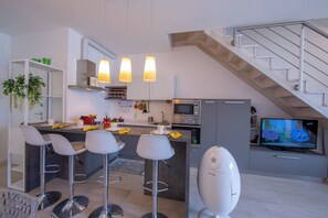 家庭公寓, 多間臥室, 2 間浴室, 山間 (Como Lake Modern Apartment Ulivi) | 私人廚房 | 大型冰箱、微波爐、烤箱、爐台