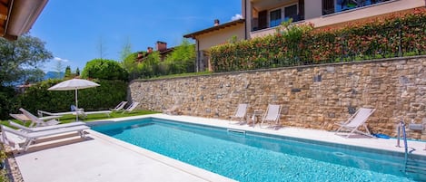 Apartamento familiar, 2 habitaciones, 2 baños, junto a la montaña (Como Lake Modern Apartment Ulivi) | Piscina | Una piscina al aire libre de temporada