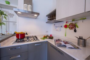 家庭公寓, 多间卧室, 双浴室, 山腰 (Como Lake Modern Apartment Ulivi) | 私人厨房 | 大冰箱、微波炉、烤箱、炉灶