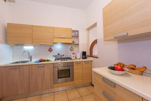 Apartemen Keluarga, beberapa kamar, tepi danau (Casa Mira Al Lago) | Dapur pribadi | Lemari es besar, microwave, oven, dan kompor