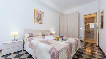 Family Apartment, Multiple Bedrooms, Lakeside (Casa Mira Al Lago) | Iron/ironing board, bed sheets