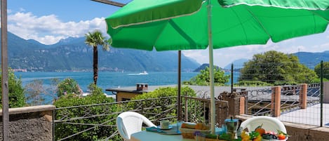 Familienapartment, Mehrere Schlafzimmer, Seeseite (Casa Mira Al Lago) | Speisen im Freien