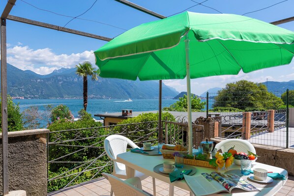 Family Apartment, Multiple Bedrooms, Lakeside (Casa Mira Al Lago) | Outdoor dining