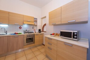 Apartamento familiar, varias habitaciones, junto al lago (Casa Mira Al Lago) | Cocina privada | Frigorífico grande, microondas, horno y placa de cocina